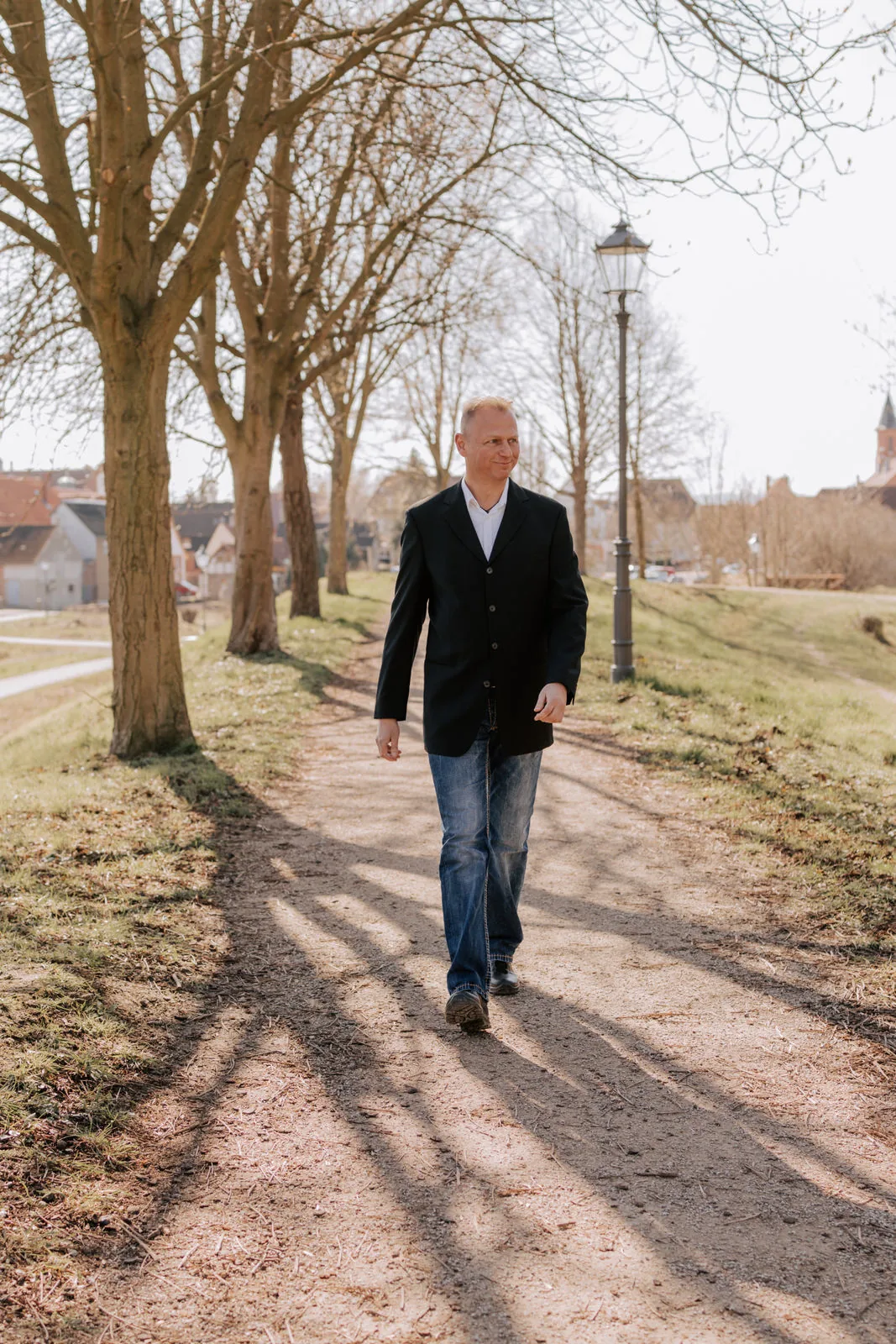 Carsten Kölling spaziert durch einen Ort der Samtgemeinde Rodenberg